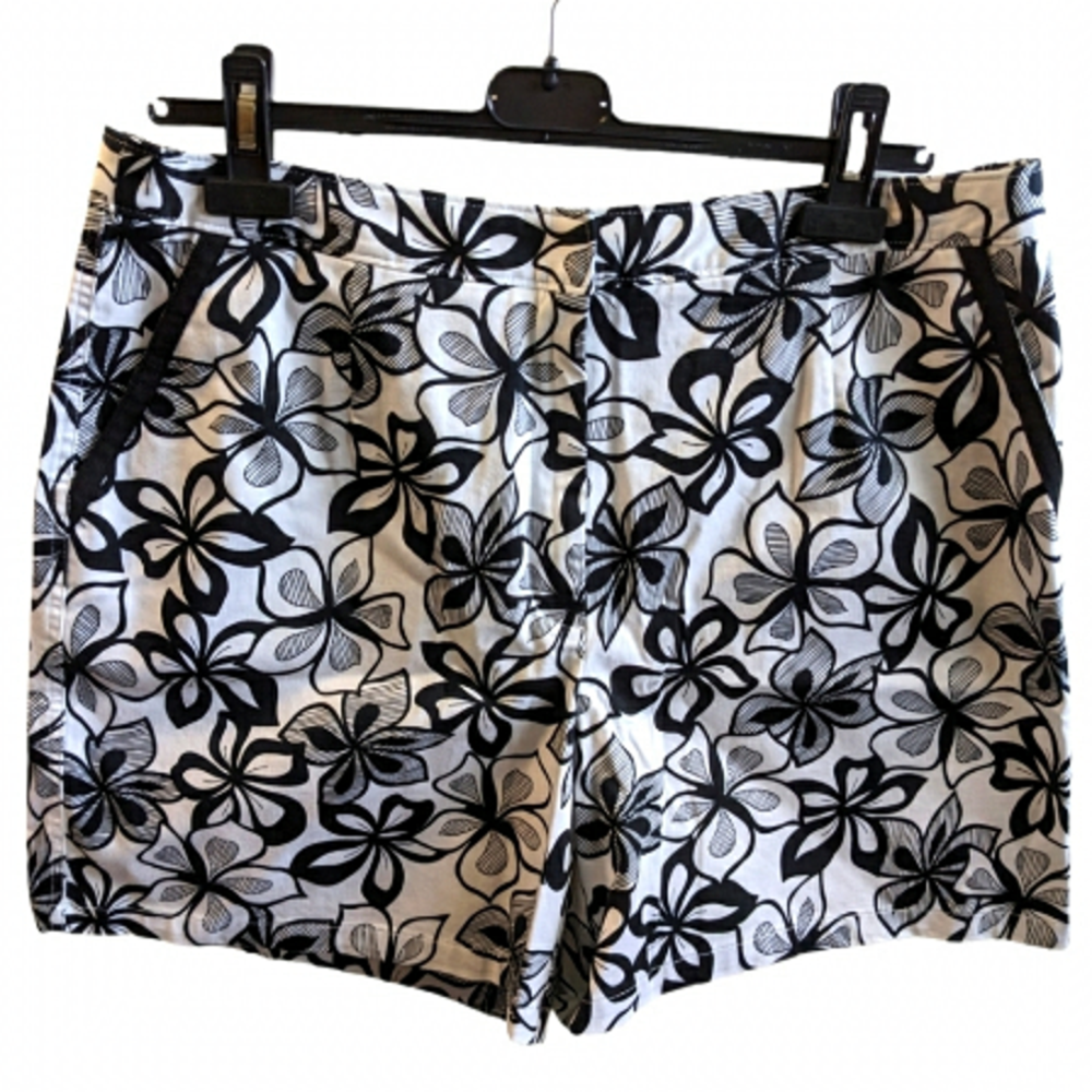 🩳 NWT Talbot's women's shorts, black and white floral pattern. Size 16 petite.
